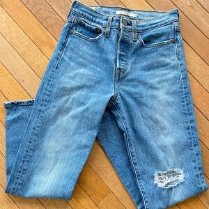 EUC Levi’s wedgie straight leg distressed jeans